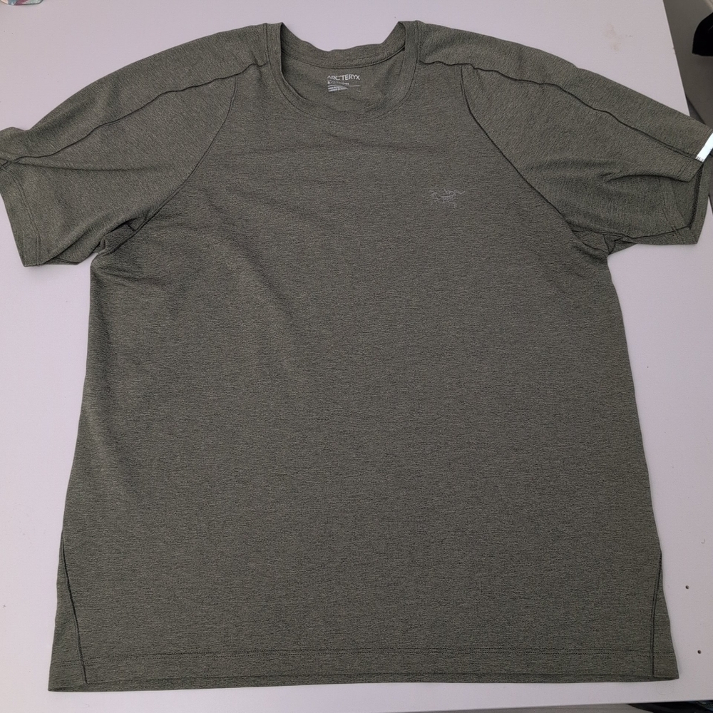NWOT Arc'teryx Olive Short Sleeve Tee Men Small